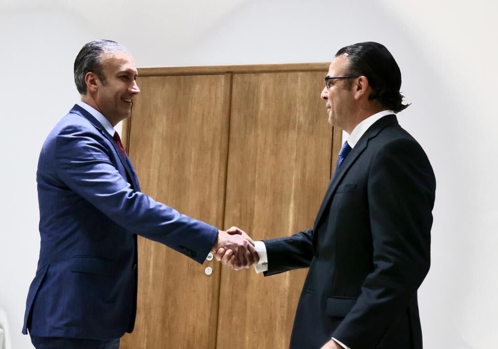 El ministro de Petróleo de la administración de Nicolás Maduro, Tareck El Aissami, recibe al presidente de Chevron Venezuela, Javier La Rosa. Foto: Twitter @tareckPSUV.