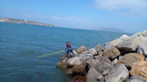 Personal de la alcaldía del municipio Maneiro realizan trabajos para elsaneamiento de las playas de Lechería. Foto: Twitter @manuelferreiraG