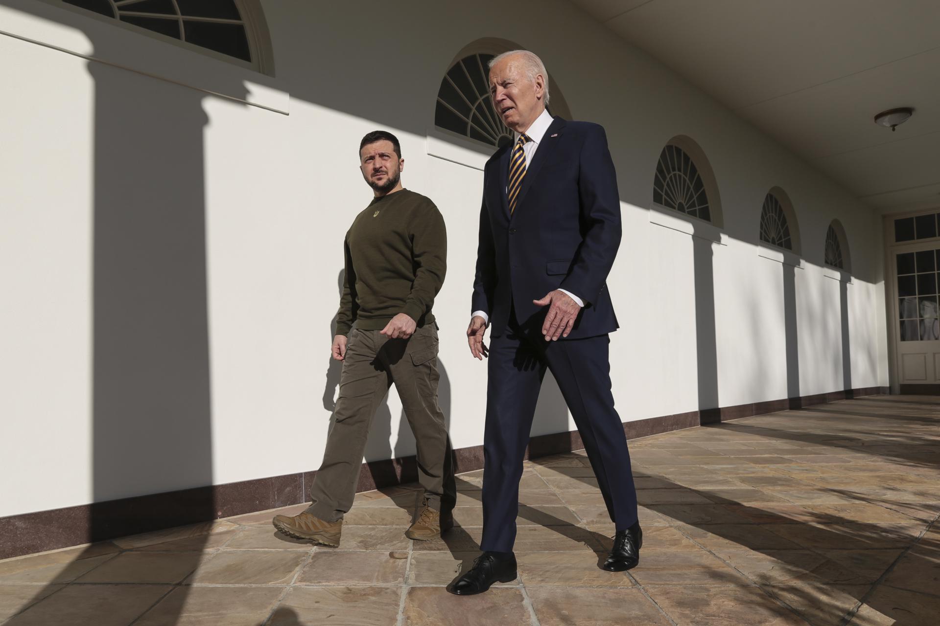 Washington (EE.UU.), 21/12/2022.- El presidente de EE.UU., Joe Biden (dcha.), camina por la columnata con el presidente ucraniano, Volodymyr Zelensky (izq.), mientras le da la bienvenida a la Casa Blanca en el jardín sur, en Washington, DC, EE.UU., el 21 de diciembre de 2022 en Washington. (Rusia, Ucrania, Estados Unidos) EFE/EPA/Oliver Contreras /POOL.