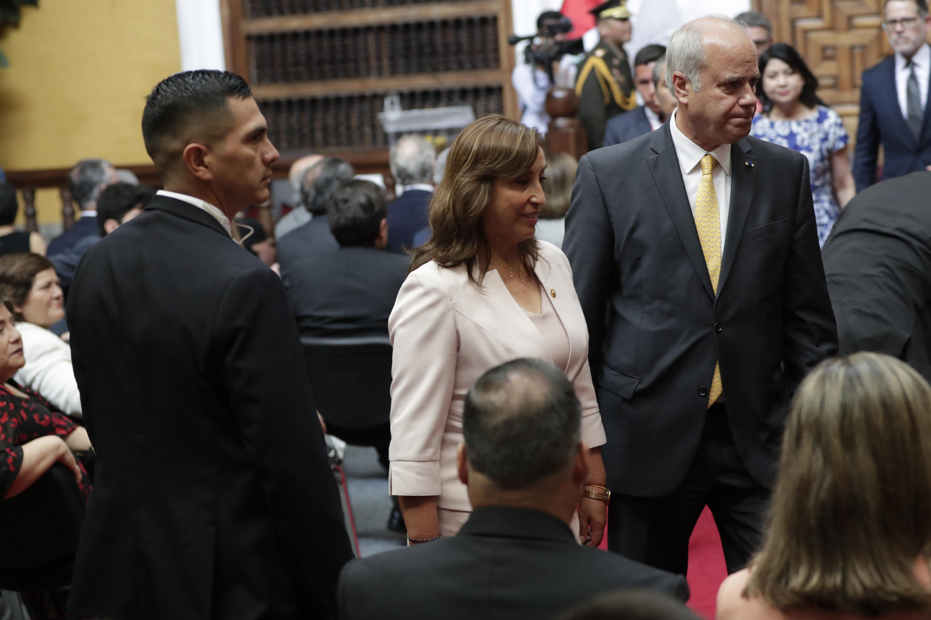 FOTO REFERENCIAL - LIMA (PERÚ), 20/12/2022.- La presidenta de Perú, Dina Boluarte Zegarra, se retira tras participar en la ceremonia de clausura del año lectivo de la Academia Diplomática del Perú “Javier Pérez de Cuellar”, hoy, en Lima (Perú). EFE/ Bienvenido Velasco.