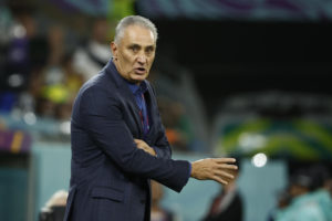 GR5203. RAYÁN (CATAR), 09/12/2022.- El seleccionador de Brasil Adenor Leonardo Bacchi ‘Tite’ reacciona hoy, en un partido de los cuartos de final del Mundial de Fútbol Qatar 2022 entre Croacia y Brasil en el estadio Ciudad de la Educación en Rayán (Catar). EFE/ José Méndez