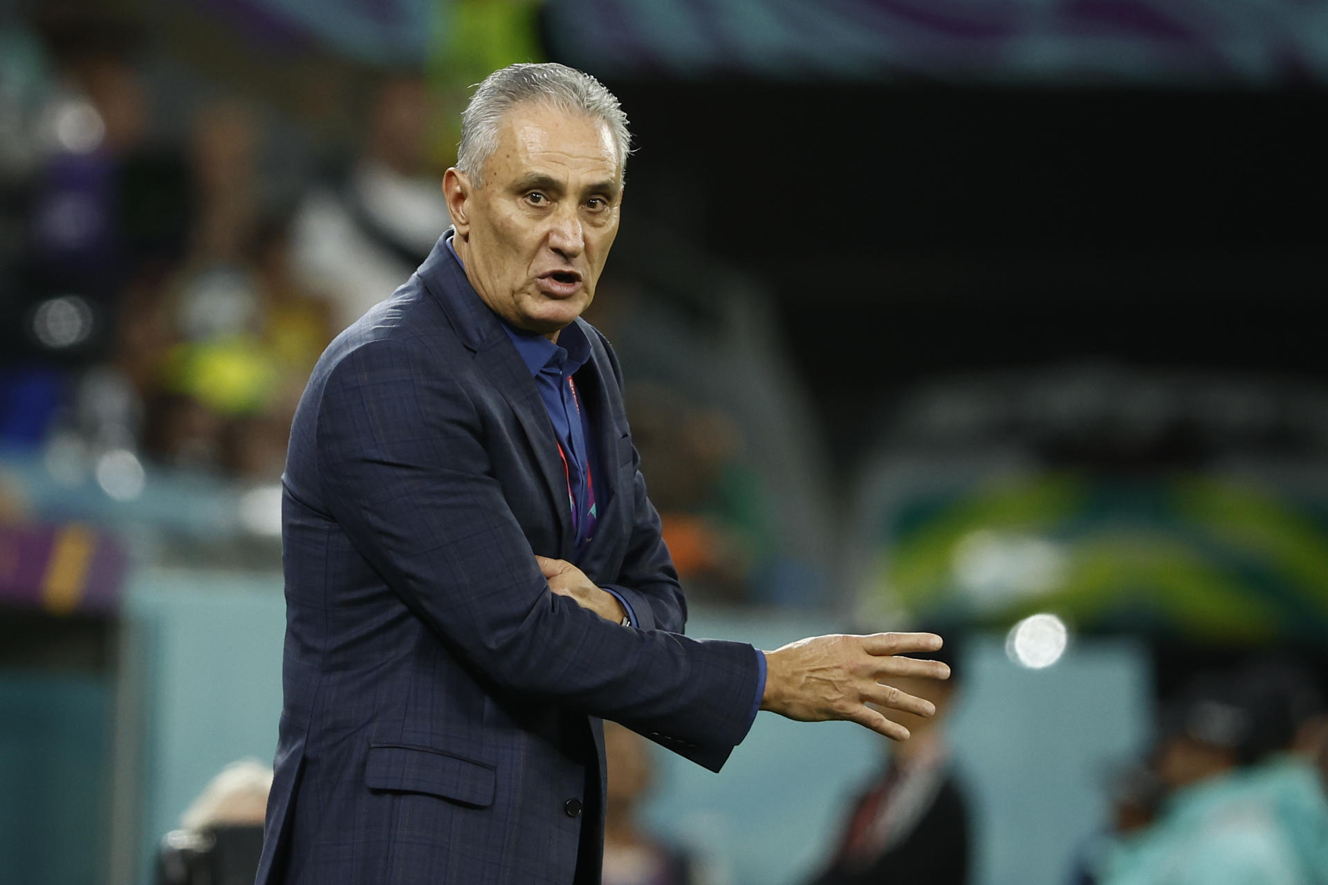 GR5203. RAYÁN (CATAR), 09/12/2022.- El seleccionador de Brasil Adenor Leonardo Bacchi ‘Tite’ reacciona hoy, en un partido de los cuartos de final del Mundial de Fútbol Qatar 2022 entre Croacia y Brasil en el estadio Ciudad de la Educación en Rayán (Catar). EFE/ José Méndez
