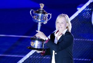 Melbourne (Australia), 31/01/2015.- ARCHIVO Martina Navratilova de la República Checa y EE.UU. presenta la Daphne Akhurst Memorial Cup, el trofeo de la final femenina, antes del partido entre Serena Williams de EE.UU. y Maria Sharapova de Rusia en el Abierto de Australia Grand Slam de tenis en Melbourne, Australia, 31 de enero 2015. EFE/EPA/Barbara Walton.