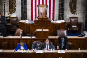 Washington (Estados Unidos), 04/01/2023.- Los legisladores encargados de contar los votos para Presidente de la Cámara de Representantes hacen recuento de los números después de que el líder republicano de la Cámara de Representantes, Kevin McCarthy, perdiera una quinta votación para ser el próximo Presidente de la Cámara en Washington, DC, EE.UU. 04 de enero 2023. (Estados Unidos) EFE/EPA/JIM LO SCALZO.