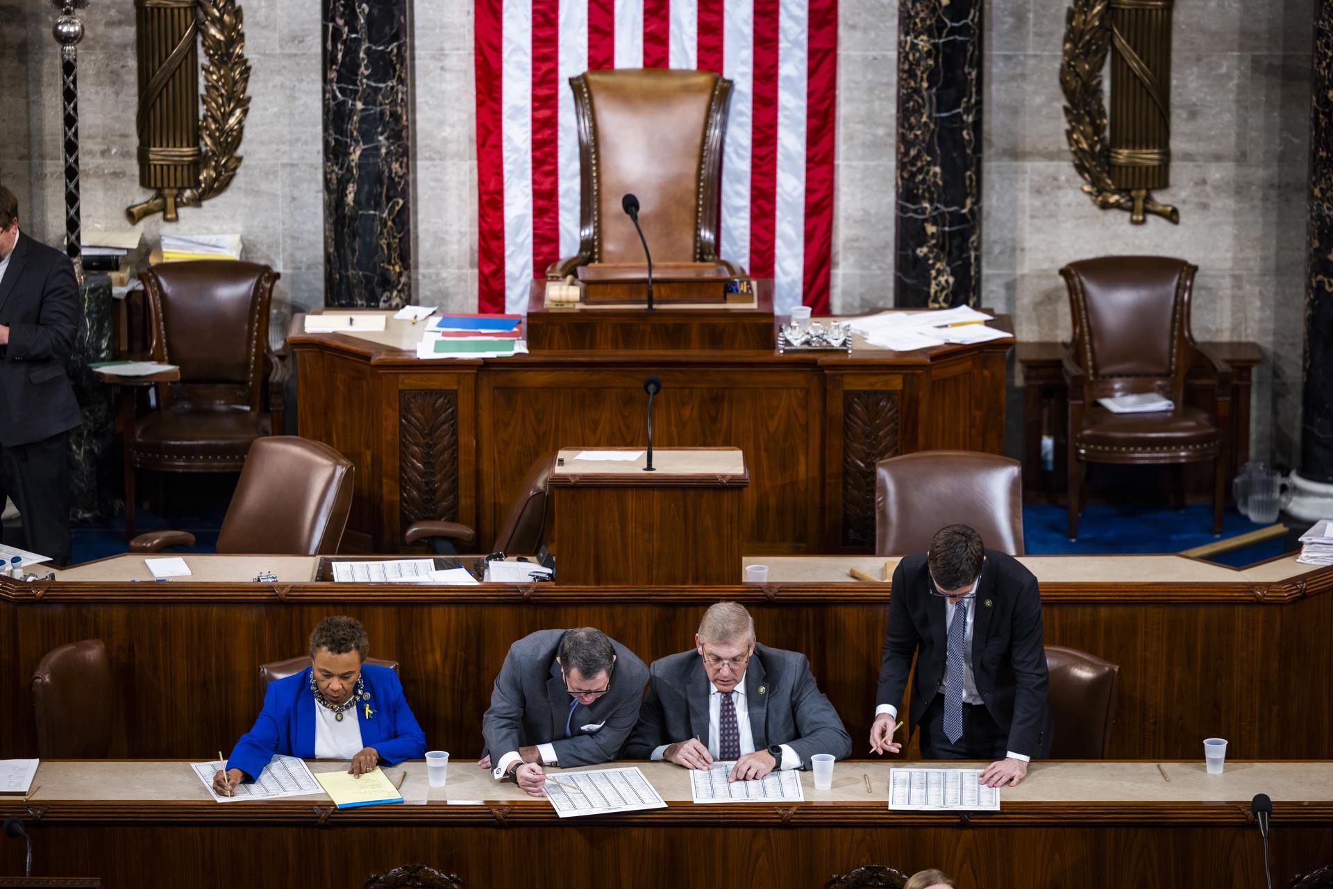 Washington (Estados Unidos), 04/01/2023.- Los legisladores encargados de contar los votos para Presidente de la Cámara de Representantes hacen recuento de los números después de que el líder republicano de la Cámara de Representantes, Kevin McCarthy, perdiera una quinta votación para ser el próximo Presidente de la Cámara en Washington, DC, EE.UU. 04 de enero 2023. (Estados Unidos) EFE/EPA/JIM LO SCALZO.