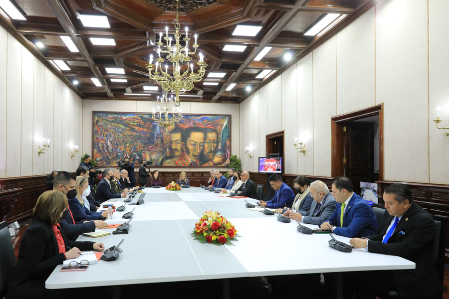 Nicolás Maduro reunido con miembros de su administración y algunas facciones opositoras. Foto: Twitter Prensa Presidencial.