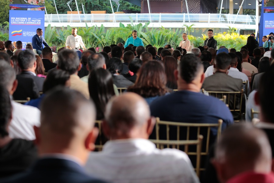 Nicolás Maduro durante un encuentro con los pastores evangélicos de Venezuela. Foto: Twitter Prensa Presidencial.