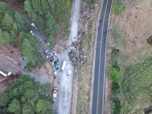 GUALACA (PANAMÁ), 15/02/2023.- Fotografía cedida hoy por Noticias Chiricanas del autóbus que cayó de un precipicio la madrugada de este miércoles en el área de Gualaca, en el occidente de Panamá. EFE/ Noticias Chiricanas.