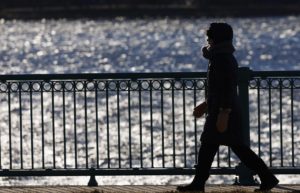 -FOTODELDÍA- BOSTON (ESTADOS UNIDOS), 03/02/2023.- Un viandante pasea por el puente Memorial que cruza sobre del río Charles en Cambridge, Massachusetts, (Estados Unidos), este viernes. Según el Servicio Meteorológico Nacional, una masa de aire frío se desplaza hacia la región podría hacer descender la temperatura hasta alcanzar los -20ºC en las próximas horas. EFE/ Cj Gunther