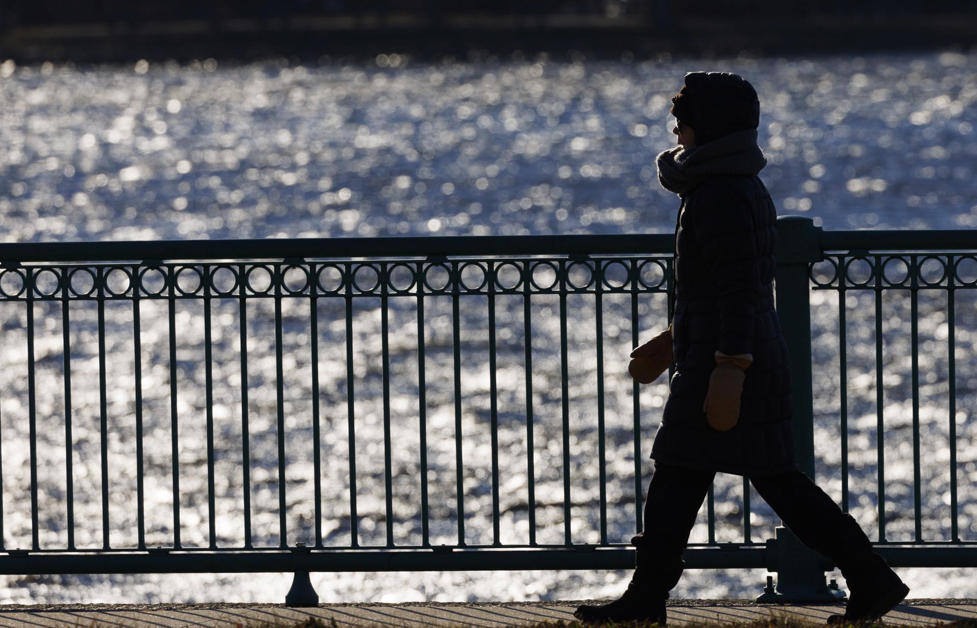 -FOTODELDÍA- BOSTON (ESTADOS UNIDOS), 03/02/2023.- Un viandante pasea por el puente Memorial que cruza sobre del río Charles en Cambridge, Massachusetts, (Estados Unidos), este viernes. Según el Servicio Meteorológico Nacional, una masa de aire frío se desplaza hacia la región podría hacer descender la temperatura hasta alcanzar los -20ºC en las próximas horas. EFE/ Cj Gunther