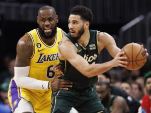 Boston (Estados Unidos), 29/01/2023.- El alero de los Boston Celtics Jayson Tatum (d) mantiene el balón lejos del alero de Los Ángeles Lakers LeBron James (i) durante la victoria de los Boston Celtics en la prórroga en el TD Garden de Boston, Massachusetts, Estados Unidos, el 28 de enero de 2023. (Baloncesto, Estados Unidos) EFE/EPA/CJ GUNTHER SHUTTERSTOCK OUT