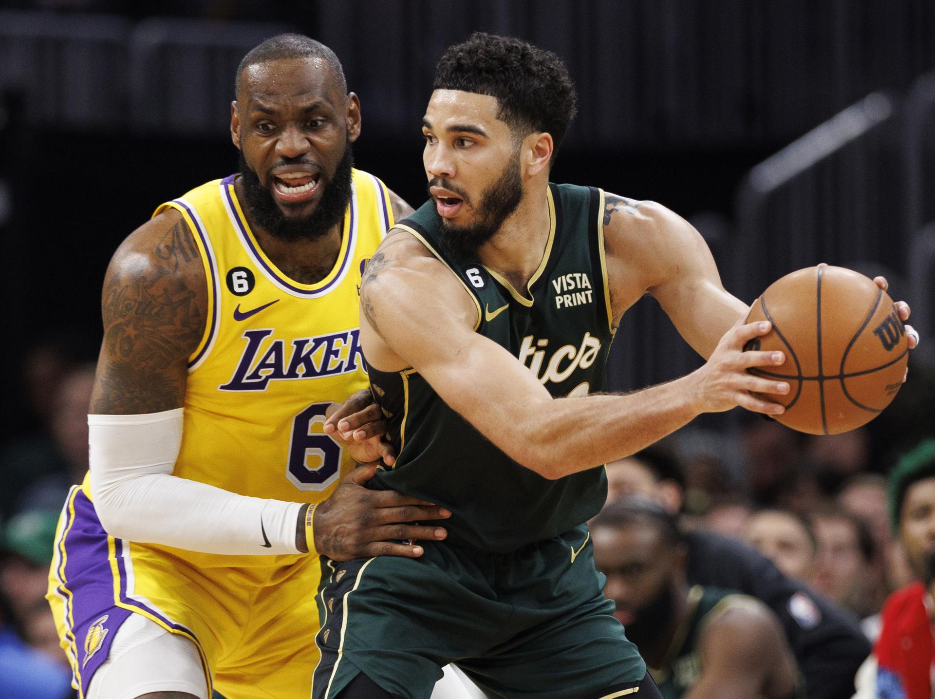 Boston (Estados Unidos), 29/01/2023.- El alero de los Boston Celtics Jayson Tatum (d) mantiene el balón lejos del alero de Los Ángeles Lakers LeBron James (i) durante la victoria de los Boston Celtics en la prórroga en el TD Garden de Boston, Massachusetts, Estados Unidos, el 28 de enero de 2023. (Baloncesto, Estados Unidos) EFE/EPA/CJ GUNTHER SHUTTERSTOCK OUT