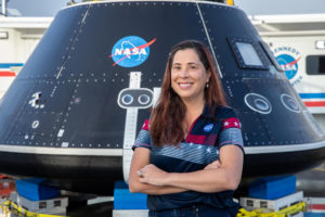 USA 3672. CABO CAÑAVERAL (FL, EEUU), 08/02/2023.- Fotografía del miércoles 1 de febrero cedida por la NASA donde aparece la ingeniera colombiana Lili Villareal, directora de aterrizaje y recuperación de la nave espacial en el programa Artemis II. EFE/ Kim Shiflett Nasa.