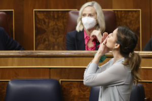 MADRID, 16/02/2023.- La ministra de Igualdad, Irene Montero, se dirige a la tribuna tras su intervención en el pleno del Congreso que debate y vota para su aprobación definitiva el proyecto de la ley trans, que consagra la autodeterminación de género, después de que el Senado le diera luz verde hace una semana con modificaciones mínimas. EFE/Javier Lizón.