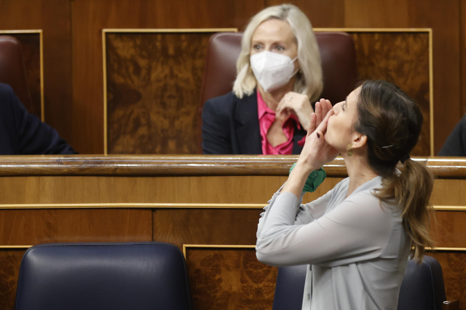 MADRID, 16/02/2023.- La ministra de Igualdad, Irene Montero, se dirige a la tribuna tras su intervención en el pleno del Congreso que debate y vota para su aprobación definitiva el proyecto de la ley trans, que consagra la autodeterminación de género, después de que el Senado le diera luz verde hace una semana con modificaciones mínimas. EFE/Javier Lizón.