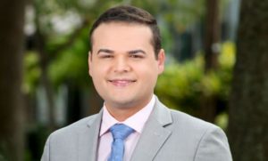 Reportero de Spectrum News 13, Dylan Lyons. Foto: Spectrum News 13.