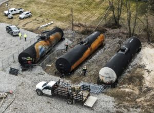 East Palestine (Estados Unidos), 17/02/2023.- Una foto aérea tomada con un dron muestra los vagones cisterna del ferrocarril dañados que están siendo vallados mientras continúa la limpieza tras el descarrilamiento de un tren de mercancías de Norfolk Southern que ha creado preocupación entre los residentes por la liberación de productos químicos tóxicos en East Palestine, Ohio. EFE/EPA/TANNEN MAURY.