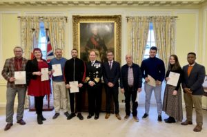 Vicealmirante de los Royal Marines y actual gobernador de Gibraltar, Sir David Steel, acompañado de varios ciudadanos británicos. Foto: Twitter de la Oficina del Gobernador de Gibraltar (@Convent_Gib).