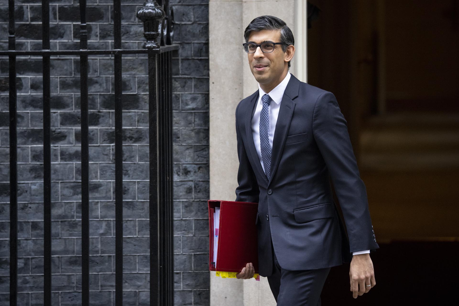 Londres (Reino Unido), 01/03/2023.- El primer ministro británico, Rishi Sunak, sale de su residencia oficial en el número 10 de Downing Street para comparecer en la sesión de preguntas al primer ministro (PMQs) en el Parlamento en Londres, Gran Bretaña, el 01 de marzo de 2023. (Reino Unido, Londres) EFE/EPA/TOLGA AKMEN