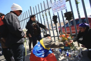 Familiares de las víctimas del trágico incendio en un albergue en Ciudad Juárez, México. Foto: EFE / Luis Torres