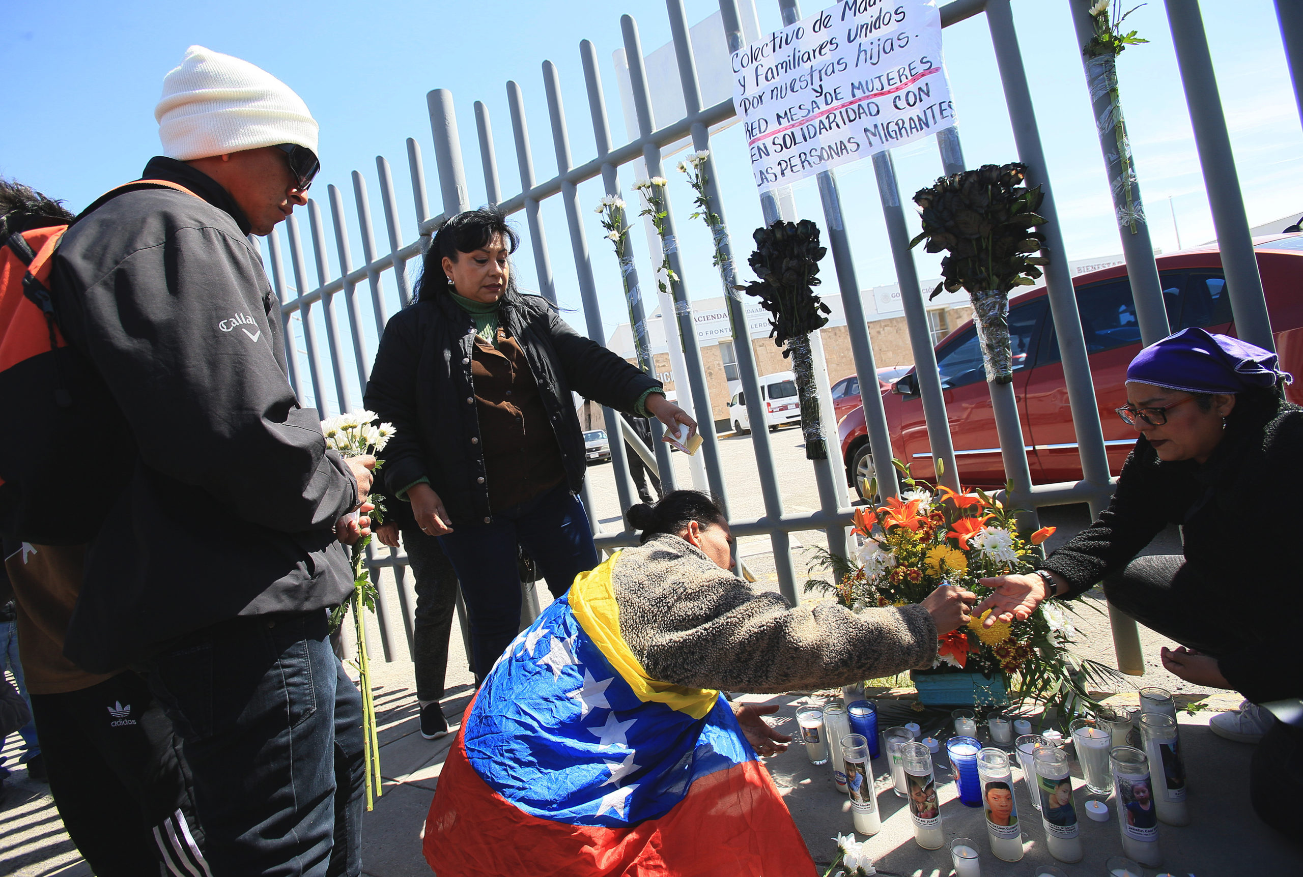 Familiares de las víctimas del trágico incendio en un albergue en Ciudad Juárez, México. Foto: EFE / Luis Torres