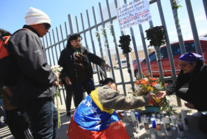 FOTO REFERENCIAL - Migrantes y familiares de personas fallecidas por un incendio en un albergue protestan frente al Instituto Nacional de Migración (INM) en Ciudad Juárez, estado de Chihuahua (México). EFE/Luis Torres.