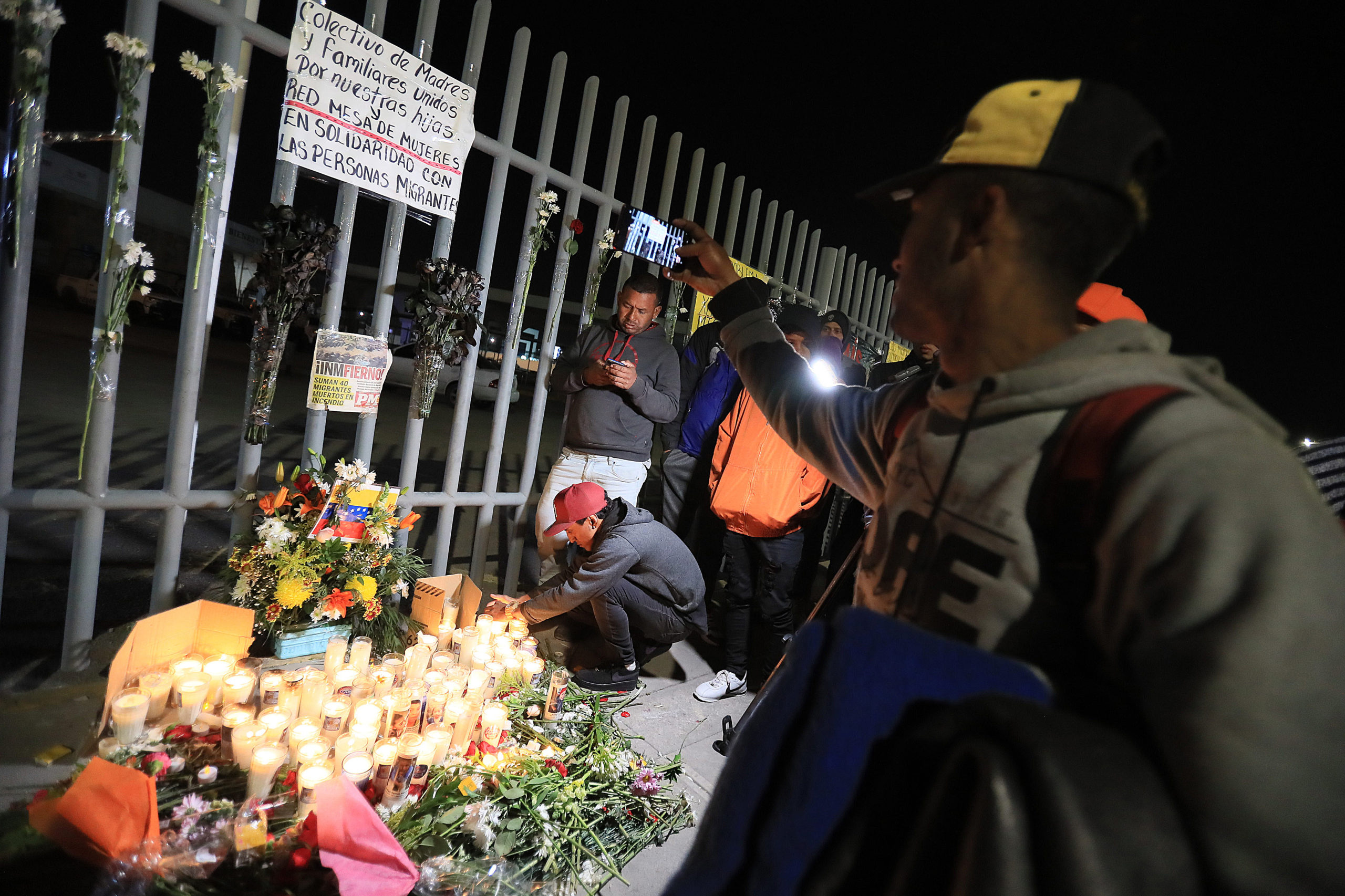 Grupo de migrantes y familiares de personas fallecidas por un incendio en México. Foto: EFE / Luis Torres.