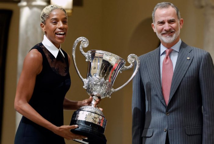 Yulimar Rojas (i) recibe del rey Felipe IV (d) el Premio Nacional del Deporte de España 2023.