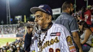 Jesús 'Chivita' Lezama, considerado el fanático número 1 de los Leones del Caracas.