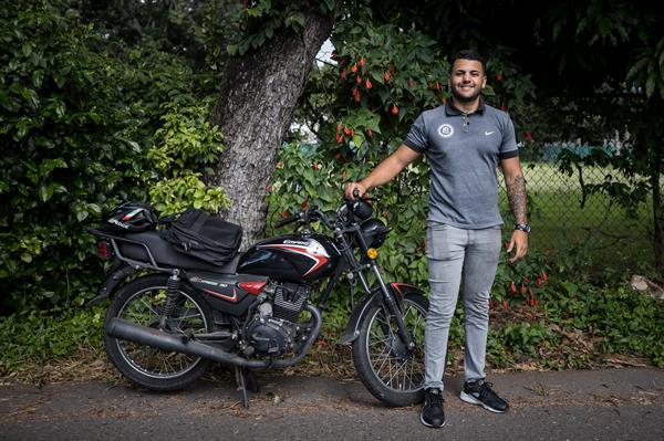 El caraqueño Daniel Zambrano sueña con un futuro para él y su familia en España. Foto: EFE.