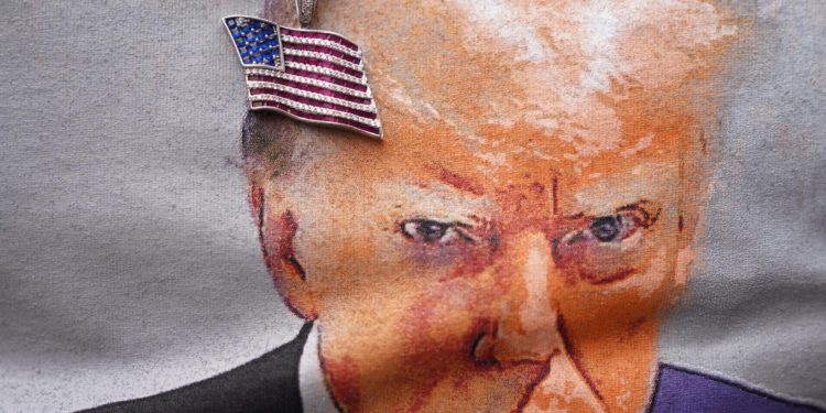 Famosa fotografía policial tomada a Trump cuando fue brevemente detenido por uno de los casos en su contra. Foto: EFE.