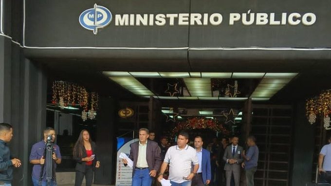 Luis Ratti a su salida del Ministerio Público tras denunciar a María Corina Machado por su postura sobre el referendo del Esequibo.