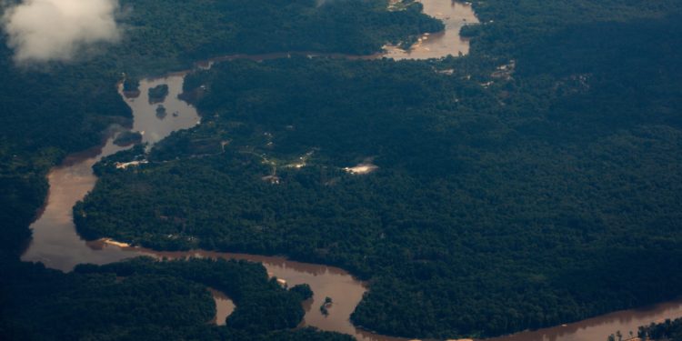 Toma aérea del Esequibo, territorio en disputa por Venezuela y Guyana. Foto: Roberto CISNEROS / AFP.