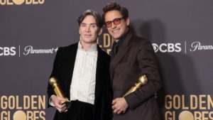 El actor irlandés Cillian Murphy (i) y el estadounidense Robert Downey Jr. (d), ambos ganadores en los Globos de Oro 2024 por sus interpretaciones en Oppenheimer. Foto: EFE.