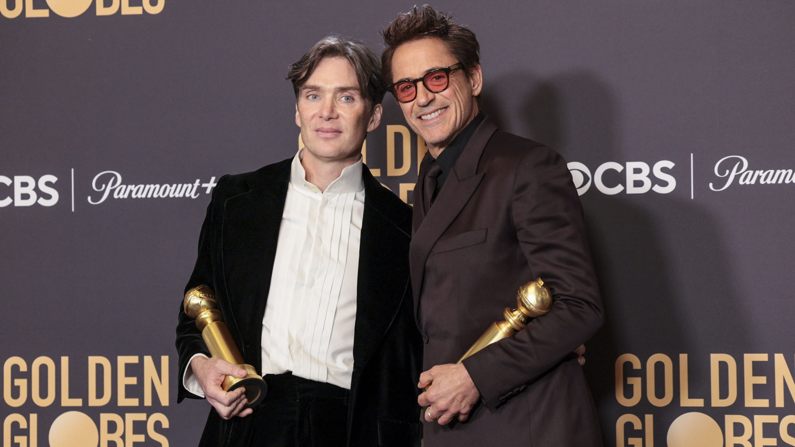 El actor irlandés Cillian Murphy (i) y el estadounidense Robert Downey Jr. (d), ambos ganadores en los Globos de Oro 2024 por sus interpretaciones en Oppenheimer. Foto: EFE.