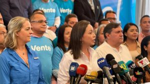 María Corina Machado (c), líder del movimiento político Vente Venezuela.