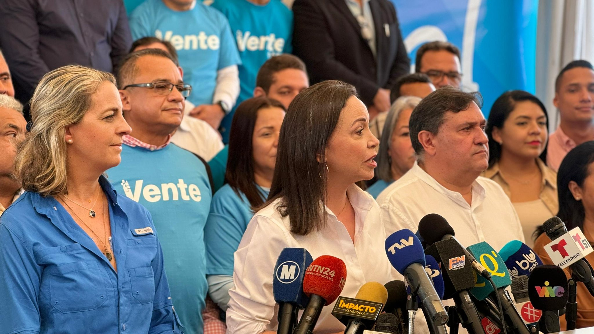 María Corina Machado (c), líder del movimiento político Vente Venezuela.