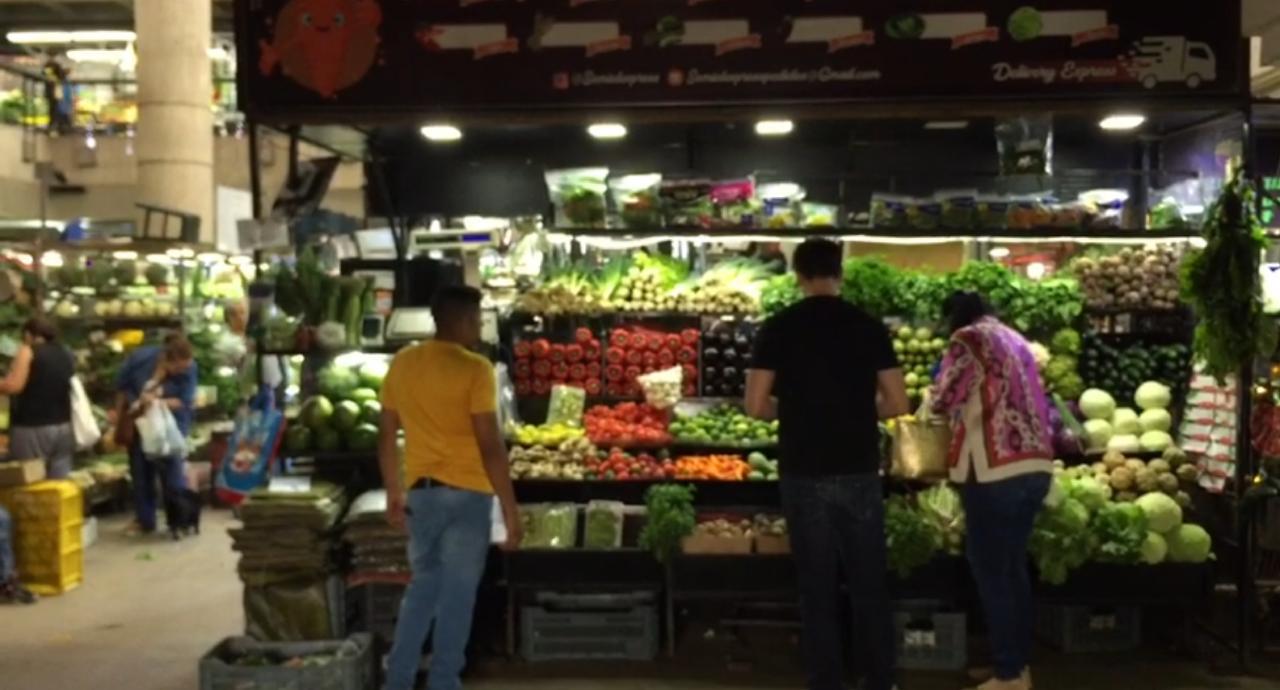 Mercado de alimentos en Caracas.