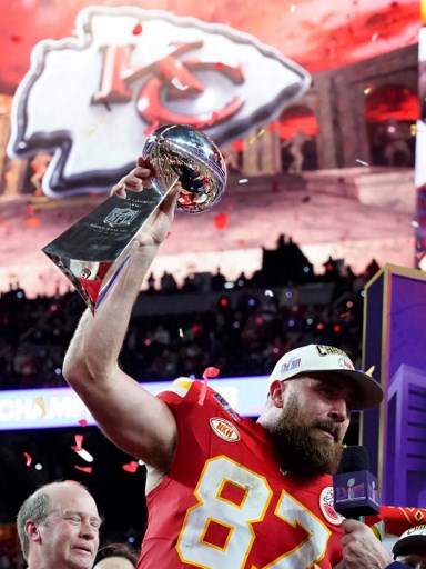 Travis Kelce levantando el trofeo de ganador del Super Bowl LVIII con los Kansas City Chiefs. Foto: AFP.
