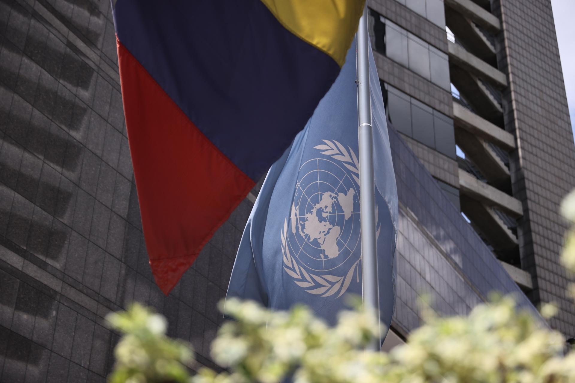 Banderas de Venezuela y a ONU. Foto: EFE.