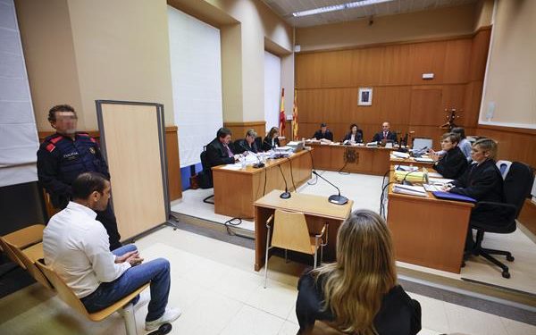 Primeras fotografías de Dani Alves tras más de un año de prisión preventiva. Se le acusa de agresión sexual al exfutbolista. Foto: EFE.