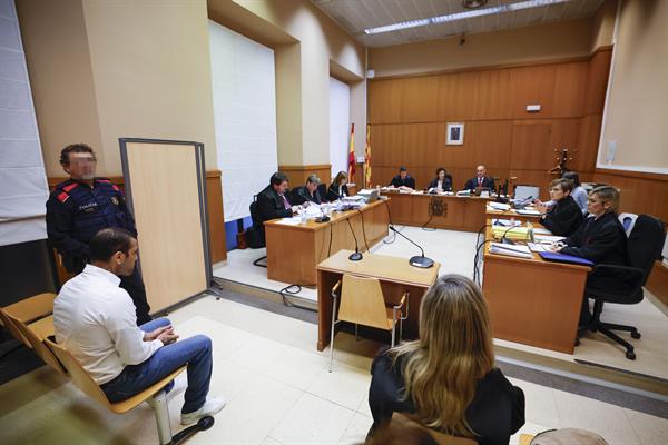 Primeras fotografías de Dani Alves tras más de un año de prisión preventiva. Se le acusa de agresión sexual al exfutbolista. Foto: EFE.
