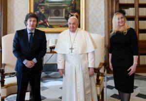 Presidente argentino Javier Milei (i) junto al papa Francisco (c). Foto: Gobierno de Argentina.
