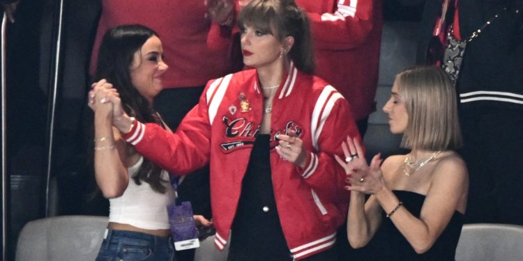 La cámara de la transmisión del Super Bowl LVIII persiguió a Taylor Swift (c) durante todo el partido. Foto: EFE.