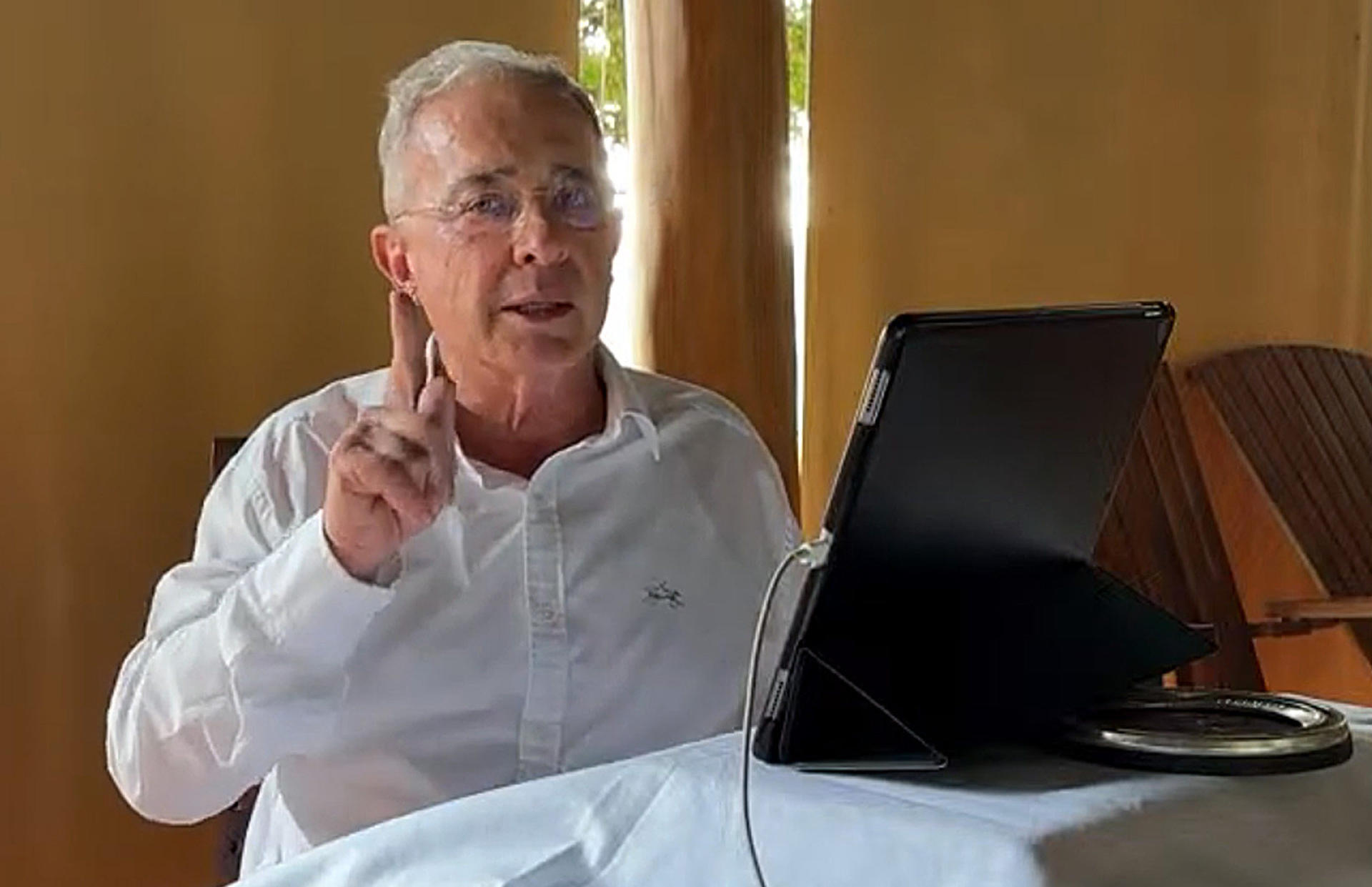 Fotografía que muestra una captura de pantalla este miércoles del expresidente Álvaro Uribe durante una declaración leída en sus redes sociales. Foto: EFE