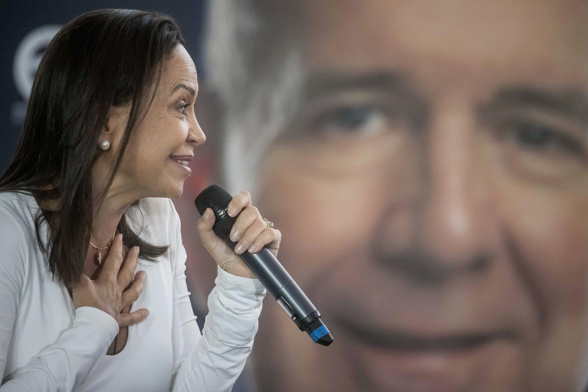 María Corina Machado habla durante un acto político. Foto: EFE