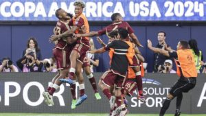 Salomón Rondón (i) celebra su gol contra México con el resto de sus compañeros de la Vinotinto en el partido contra México. Foto: EFE.