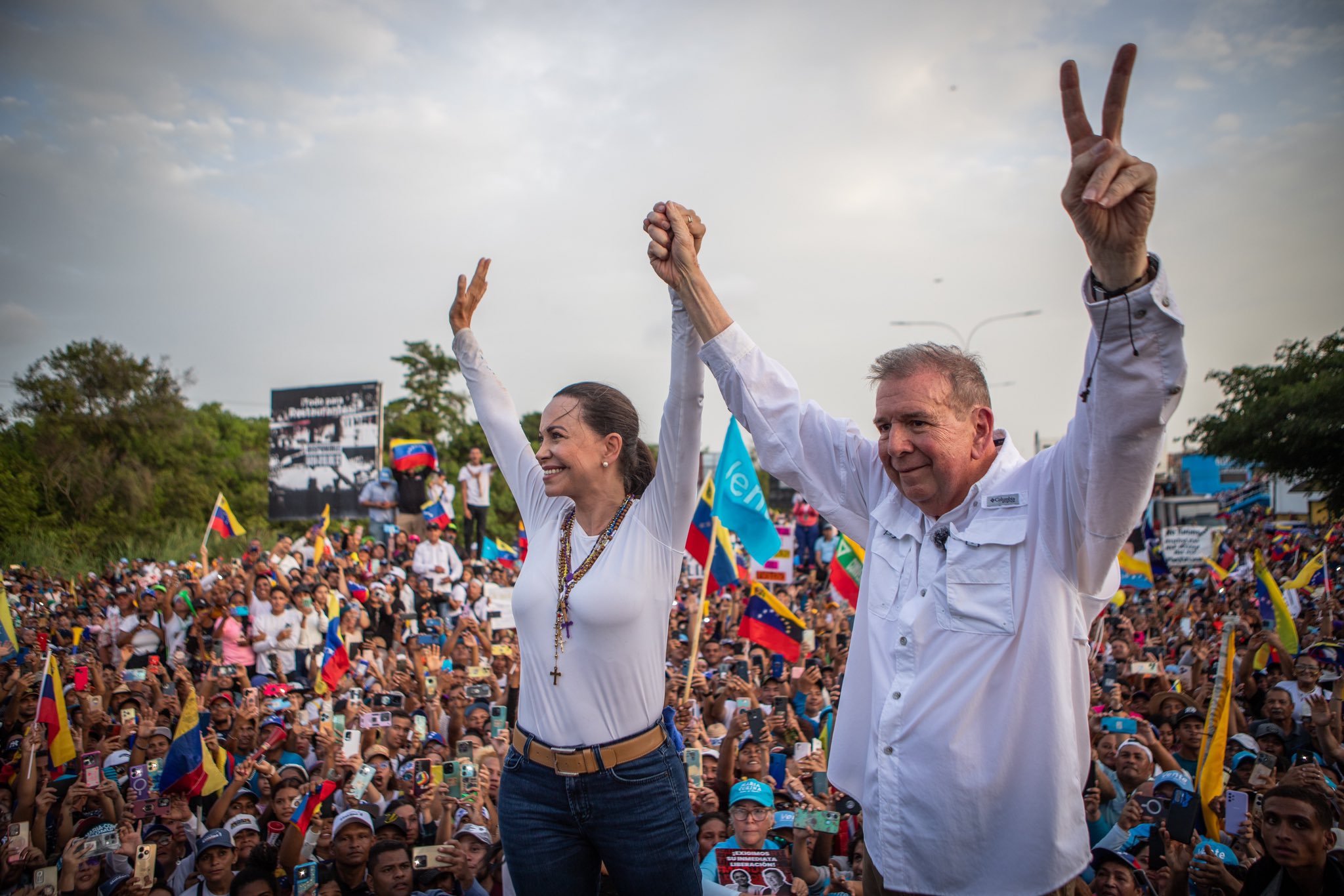 Edmundo González Urrutia (d), candidato presidencial venezolano, acompañado de María Corina Machado (i).