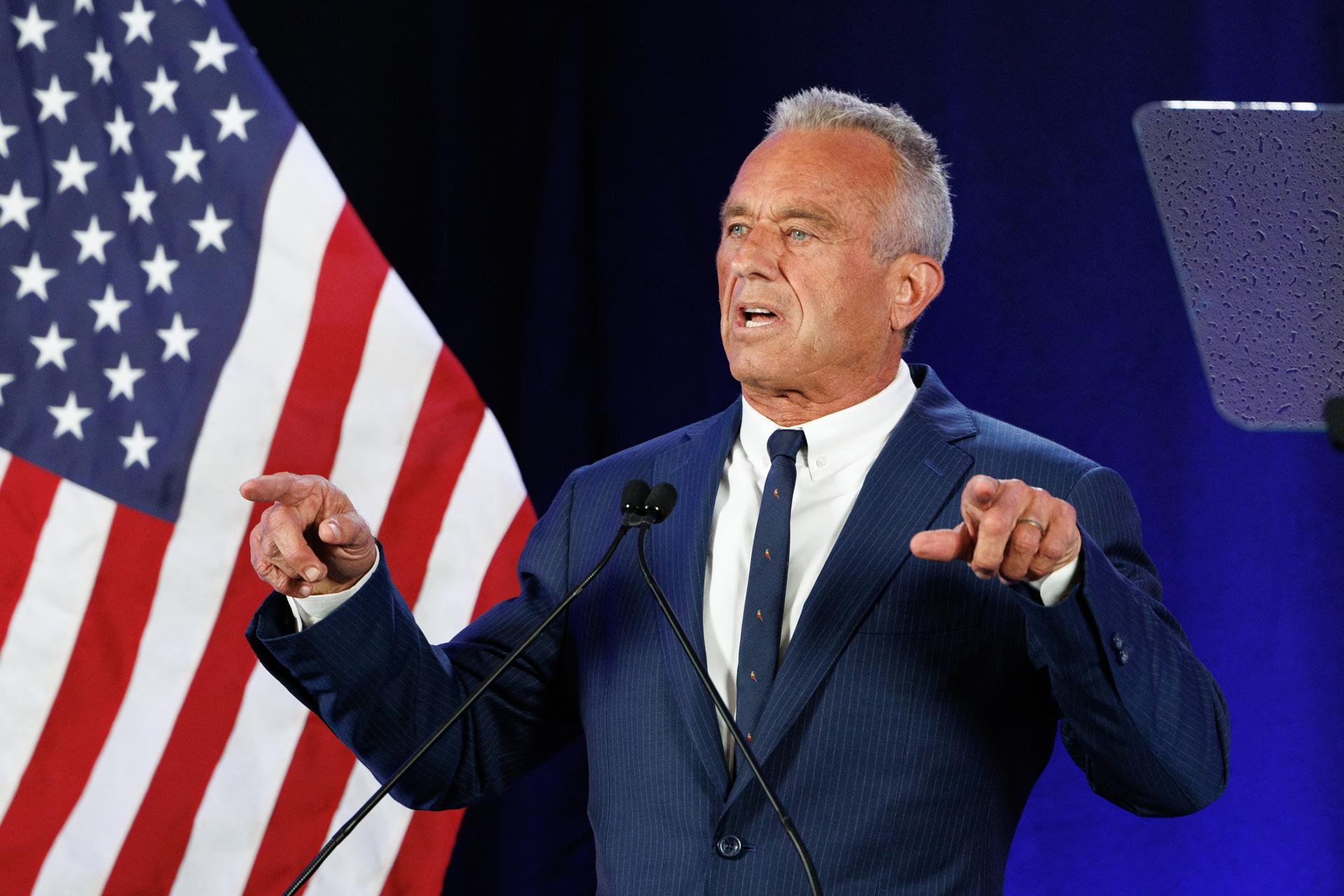 Phoenix (United States), 23/08/2024.- Robert F. Kennedy Jr. announces he is ending his campaign for the presidency in Phoenix, Arizona, USA, 23 August 2024. Kennedy went on to endorse Republican presidential nominee Donald Trump, and blamed attacks from the Democrats for his moves. (Elecciones, Fénix) EFE/EPA/DAVID BLAKEMAN