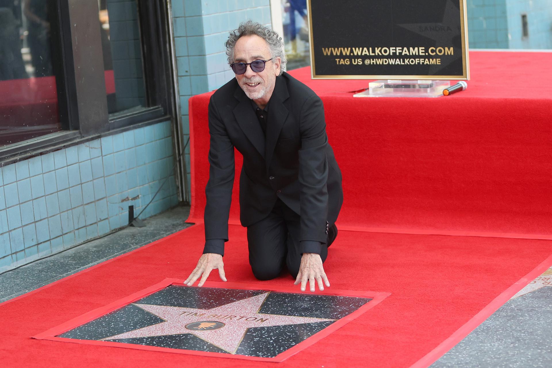 Tim Burton, director de cine estadounidense, al recibir su estrella en el Paseo de la Fama de Hollywood. Foto: EFE.